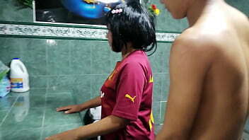 BIEN DURO HERMANASTRA ELLA VIENE CHORRO FUERTEMENTE