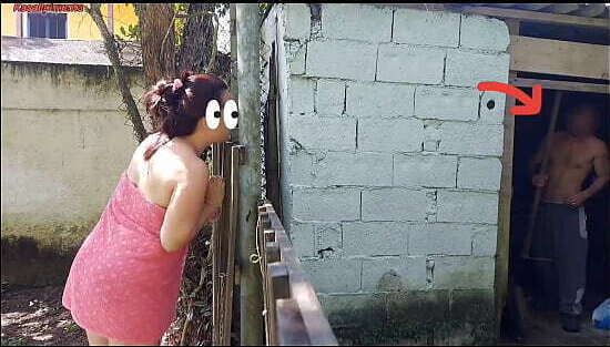 Chuveiro n&atilde_o funciona, mulher casada pede ajuda caseiro ch&aacute_cara usando apenas toalha paga sexo