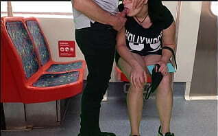 garota vestido calcinha trem punheta para estranho boquete p&uacute_blico