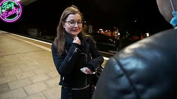 Deutscher TinyEmily Kontrolleur Bahn gefickt Fotze besamt