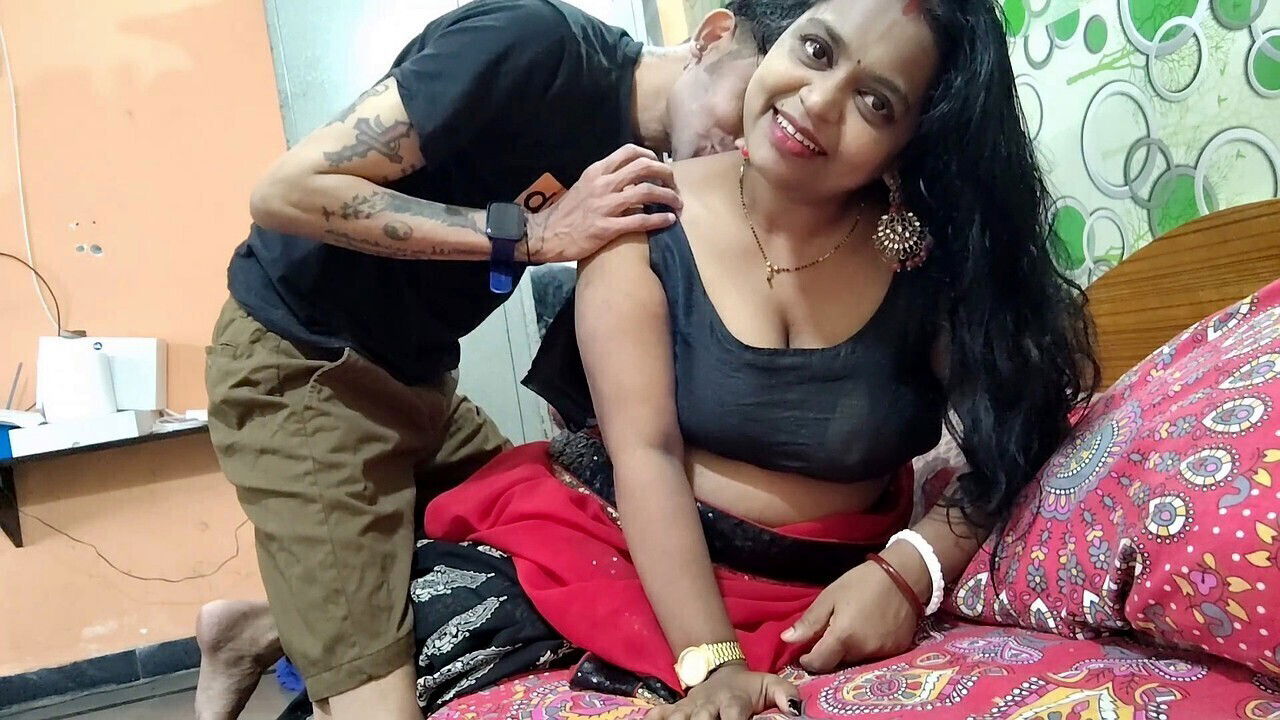 Sexy Indian bhabhi with large breasts gets steamy