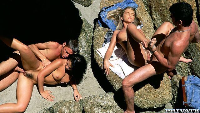  Demia Moore and Blondie are enjoying outdoor double penetration 