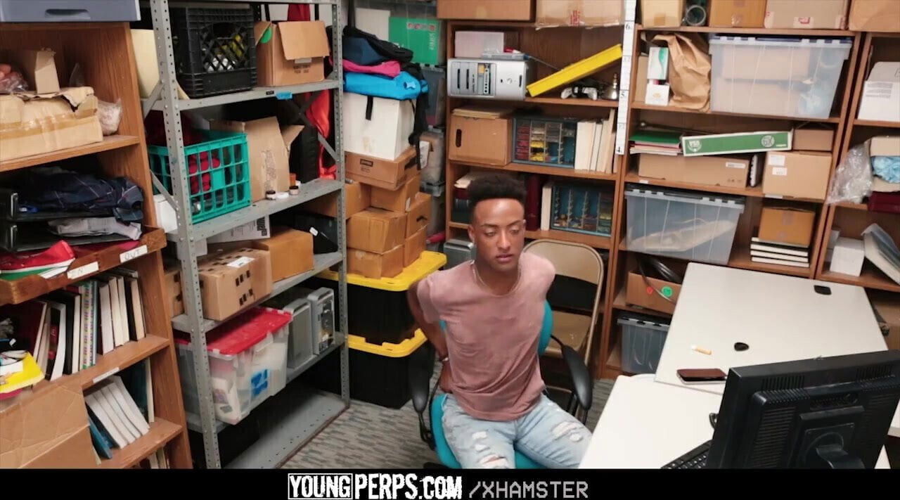 YoungPerps Guard Fucks Thief