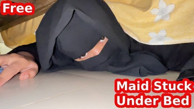 Maid Stuck When Clean Under Hijabi Girl Wear Niqab Panty