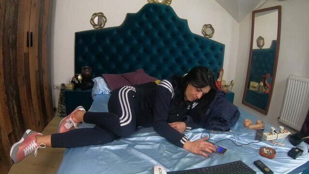 Preview-MilfyCalla- Masturbating dancing while wearing sorts wear