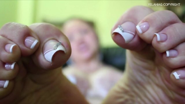 SUCK FEET WHILE PLAY WITH YELAHIAG