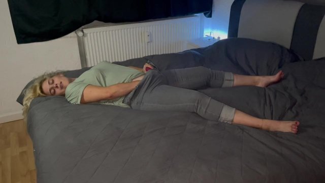 Masturbation Bett Jeans Satisfyer multiple Orgasmen zittern Zucken stöhnen