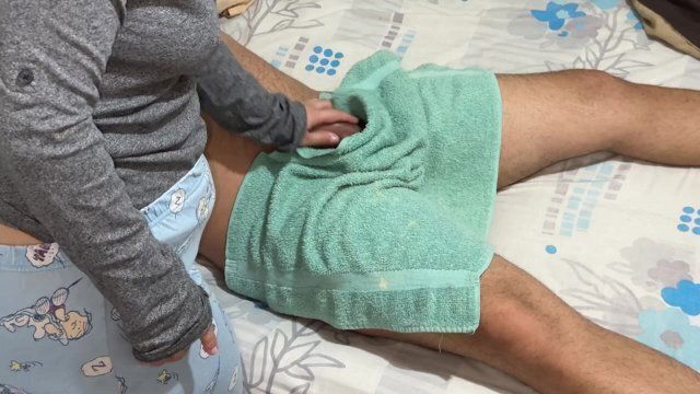 Madrastra ayuda Hijastro, ofrece masaje completo💦