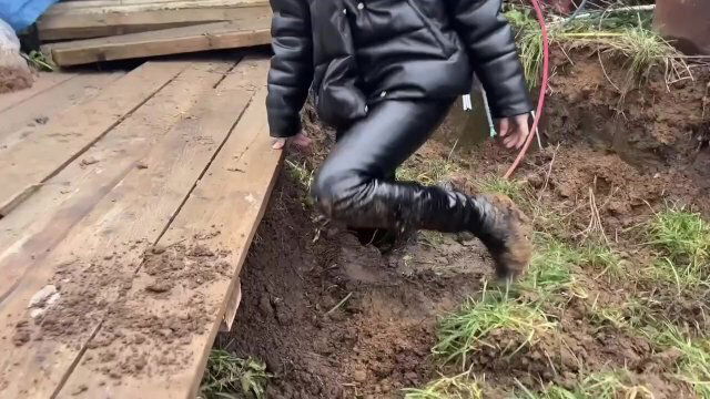 girl high-heeled boots likes dirty mud, gets boots dirty knees,