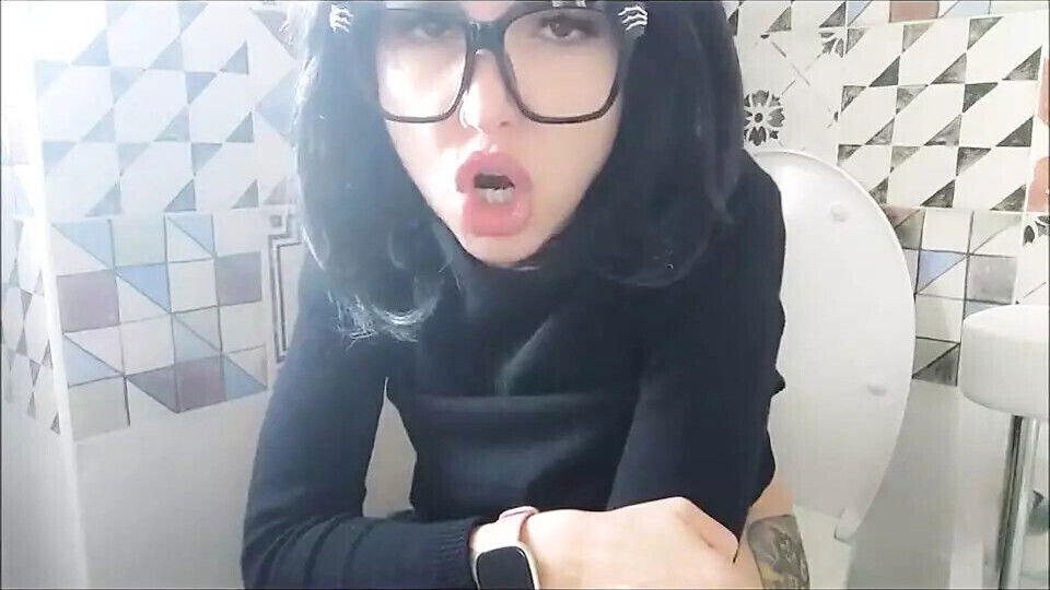 Snack Full Brown Right Toilet