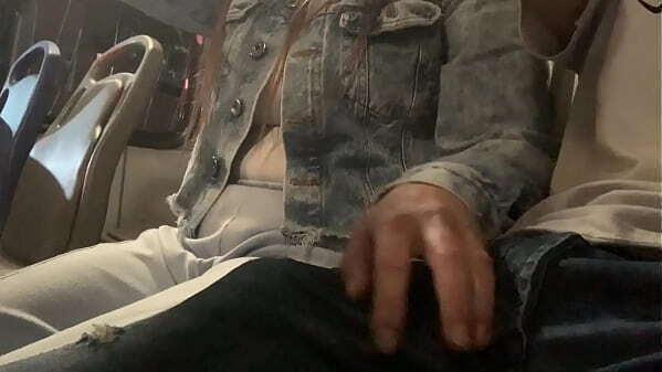 muestro verga p&uacute_blico ella decide venir tocarla