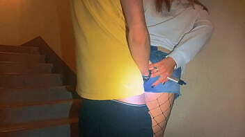 Трахаю соседку черной лестнице себя парадной, вышла покурить порвала шорты