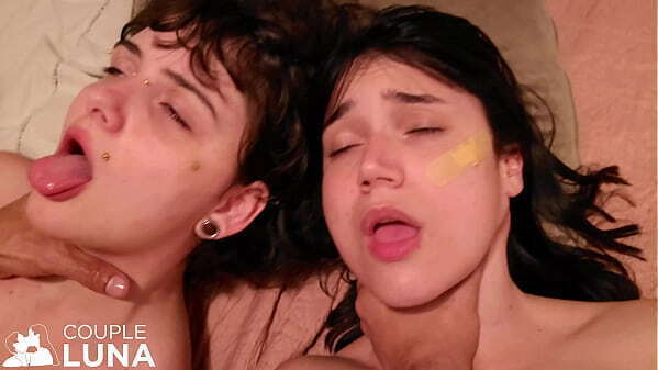 Duas Vadias Gostosas Fodendo, Gemendo Alto Gozando Muito Troca Casal! SQUIRT