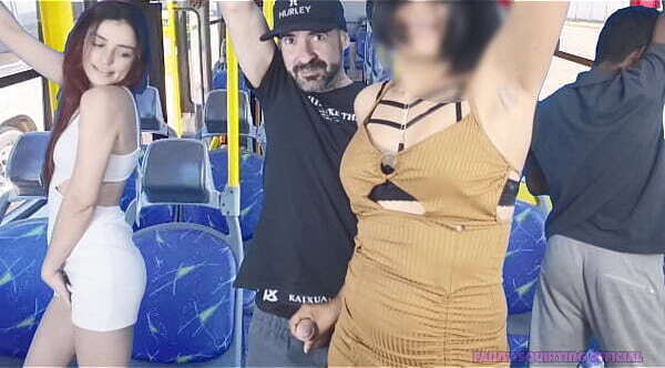 Mulher gostosa encoxada levou gozada dentro &ocirc_nibus cheio!