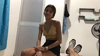 Mi hermanastra peque&ntilde_a entra a mi cuarto a pedirme que por favor la deje chuparme la polla