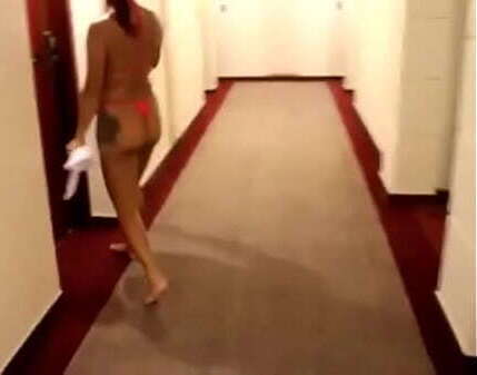 Novinha dando mole para dotado picina hotel,n&atilde_o perdeu tempo convidou para quarto gostoso pediu filmar tudo