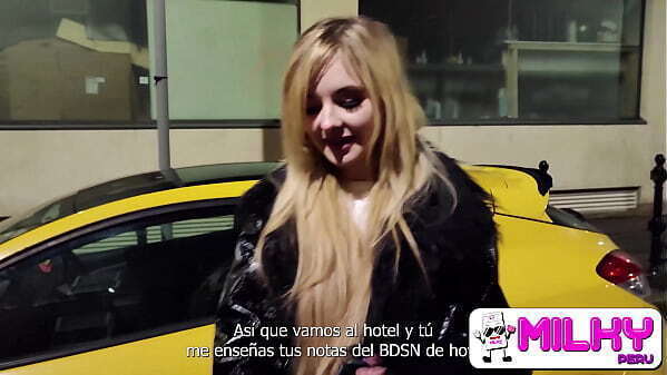 Hermosa rubia delgada acepta hotel para sesion fotos