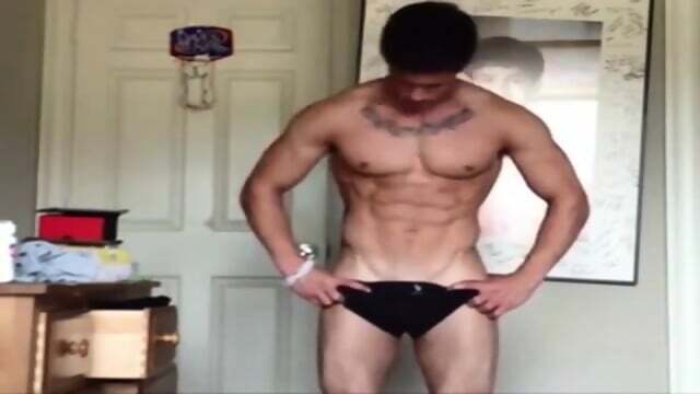 Muscular Hunk Masturbates Webcam