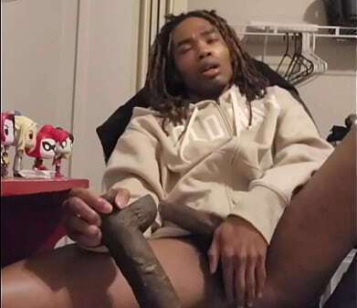 Ebony Beauty Tavaius Young Sucks Dildo