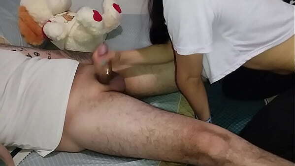 hermanastra aprovecha estamos solos chupa toda verga traga leche)