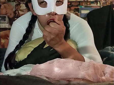 Mamando dildo largo hasta hace llorar