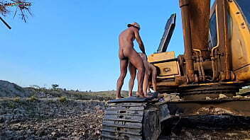 Trabalhador maquina pesada abandona trabalho tranzar gostosa chega distrai