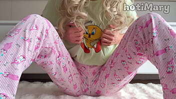 SQUIRT CUM! skinny school girl small masturbate fingering pussy