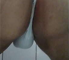 Meu primeiro v&iacute_deo, rebolando meu bund&atilde_o s&oacute_ de calcinha.