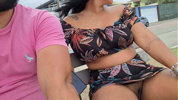 Corninho exibindo bucetinha peluda mulher rua, praia at&eacute_ mercado, mostrando tudo todo mundo ver.