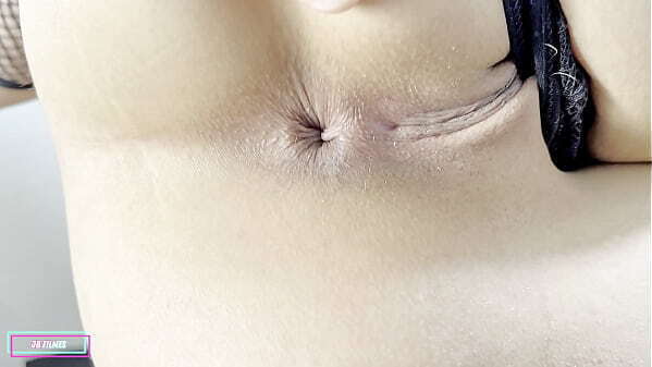 GOTICA ENFIANDO BRINQUEDO BUCETA