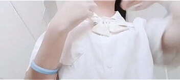 高中生课间在学校厕所摸奶自慰。