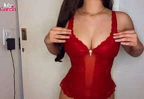 Morena gostosa foi ate o vizinho so de lingerie e chupou ele ate ganhar leitinho - July Garcia