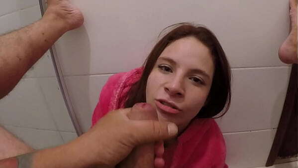 Novata gosta chupar rola escondido