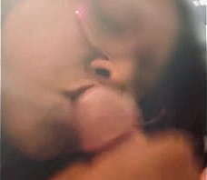 Recibe la lechita en la cara, le mama la verga al maestro