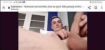 Młody bawi się przed kamerka