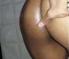 Influencer mexicana desnuda llena aceite