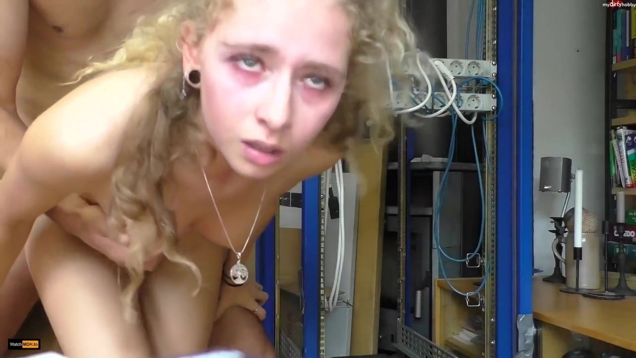 Mary Jane, Devote Schlampe Maryjane Auryn Leckt Boden Sauber