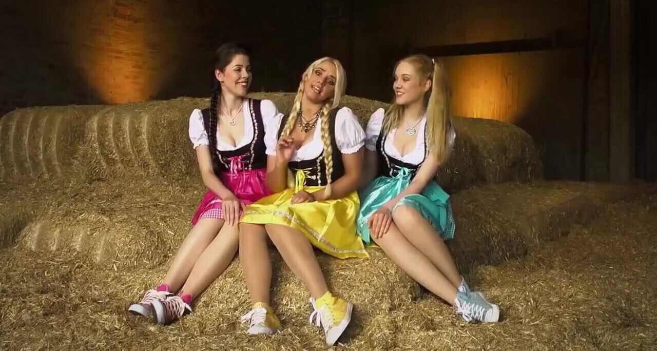Hot German Sluts sings a lewd song! Fap to the song! XD
