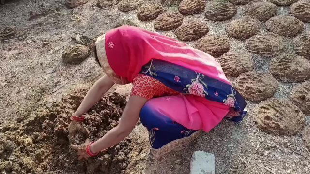 Village wali bhabhi Gober thopne gayi chut