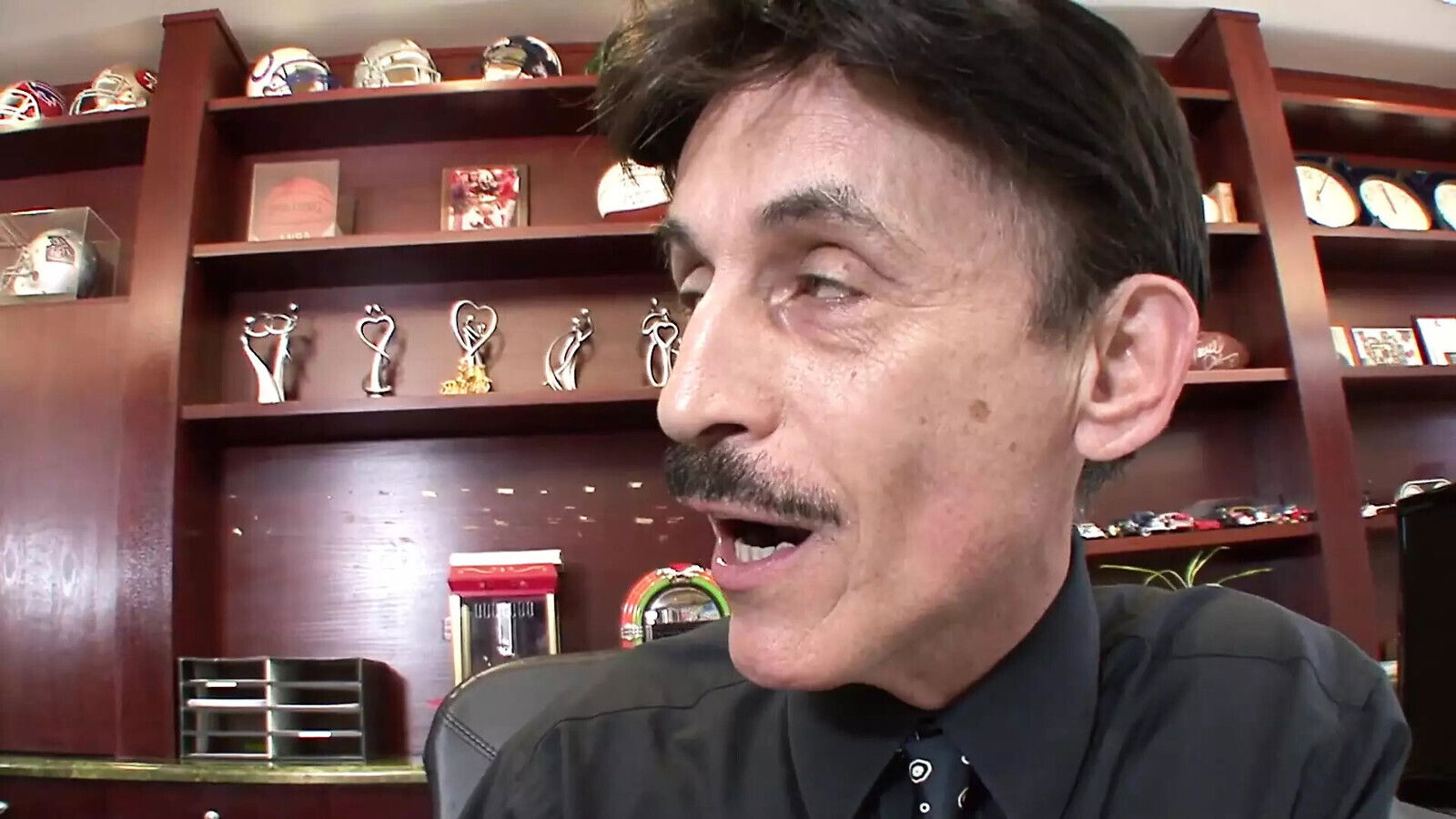 Brooke Foxx horny brunette woman gets pussy penetrated