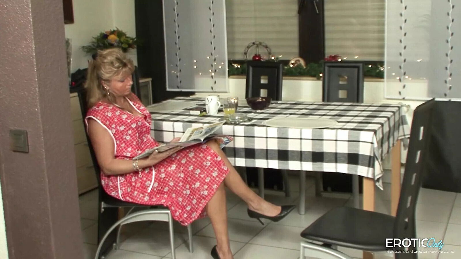 What's lunch today? Moist pussy kitchen table!