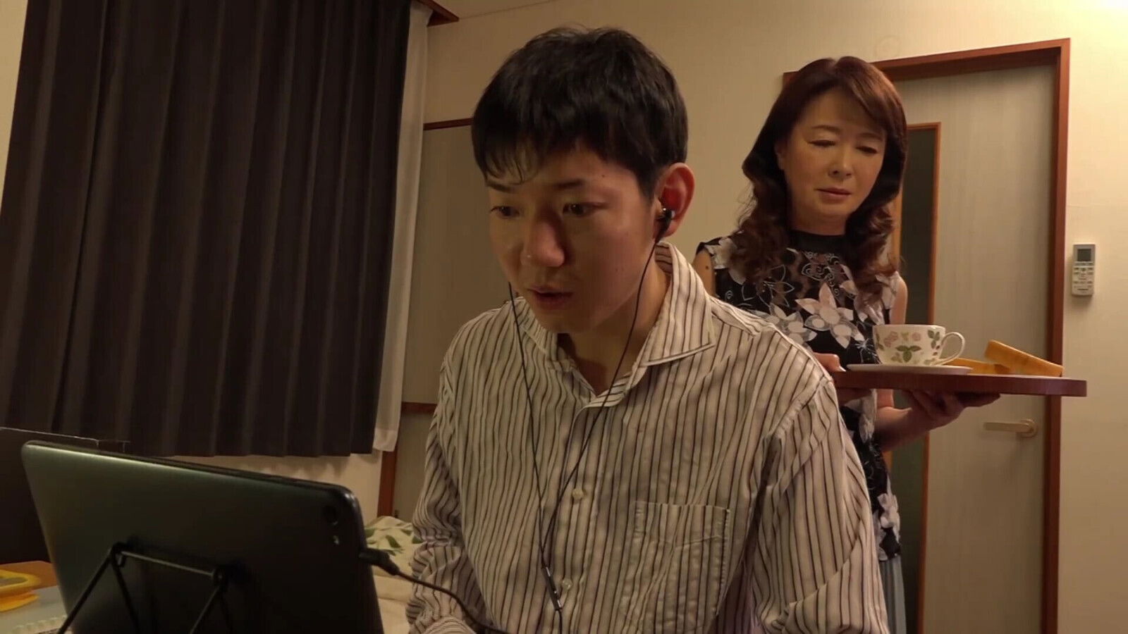 Still Active! Grandma Would Descendants Hours) Vol.