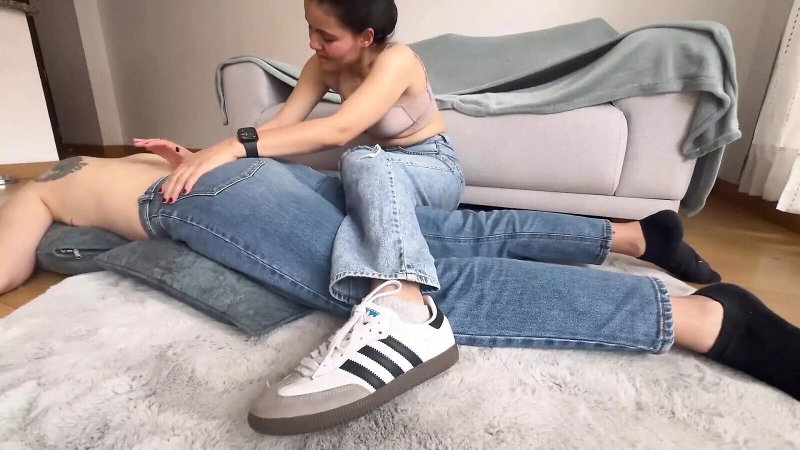 Fulfill Fetish Smelling Neighbor's