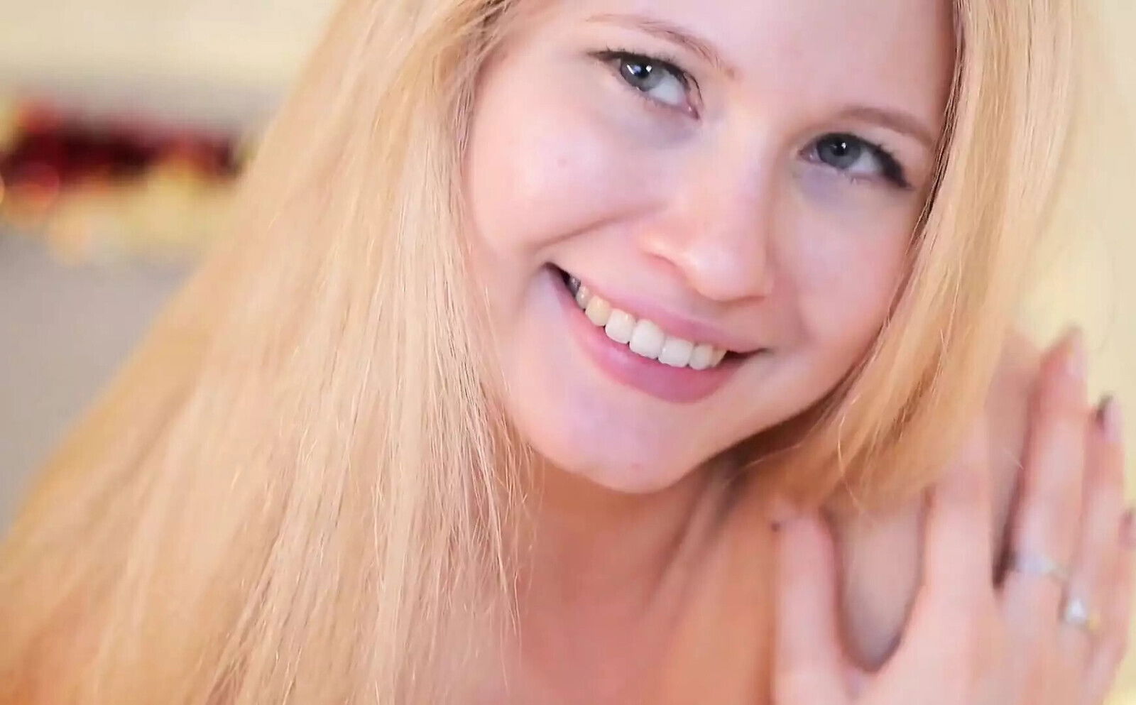 Model Shows Pussy Inside