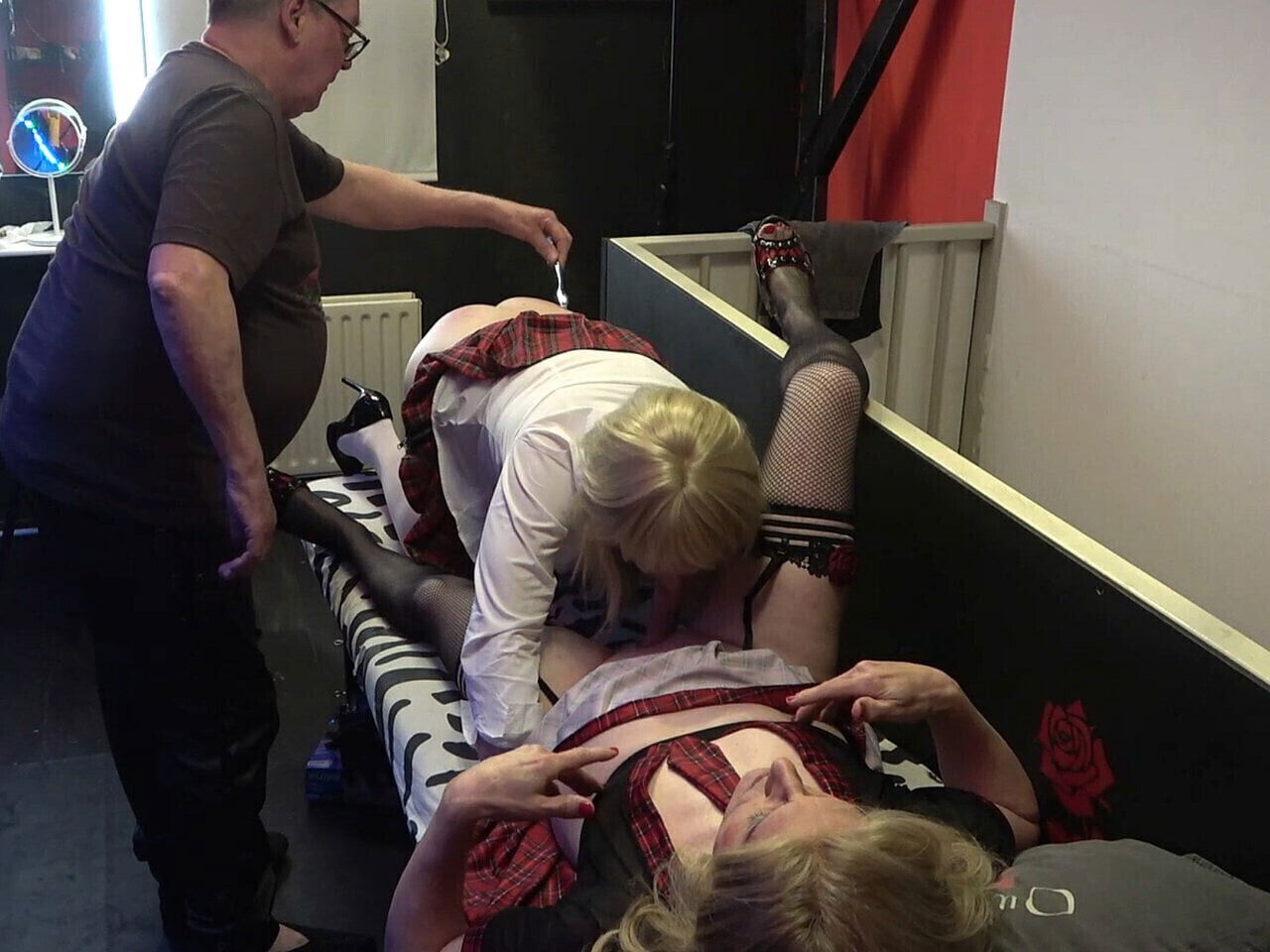 Naughty Schoorgirl Daphne gives Samantha good blowjob!