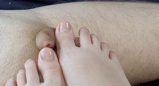 didn't know were foot fetishist!!! Masturbating small penis with feet