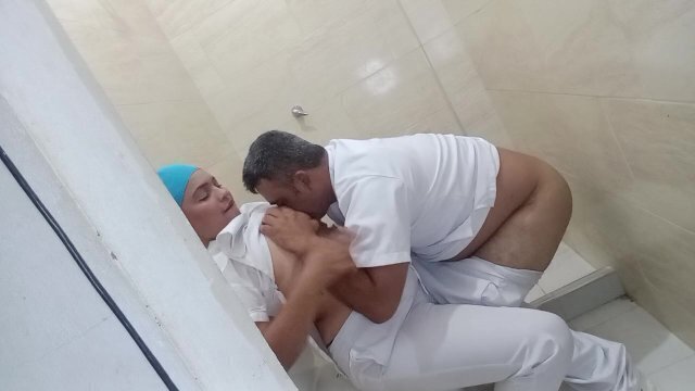 Puta enfermera coje colega baño hospital