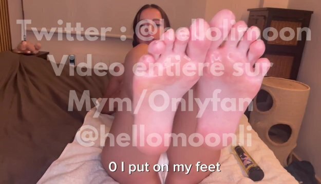 English subtilte petite française libertine joue avec l’huile pieds fetish pieds