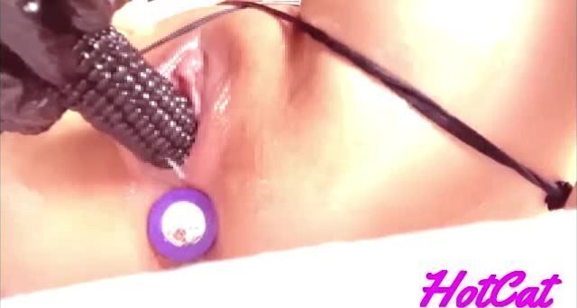 アナルプラグを挿入しながら 夏なので、とうもろこしディルド をゆっくり抜き差し ハメ潮痙攣パイパンオナニー