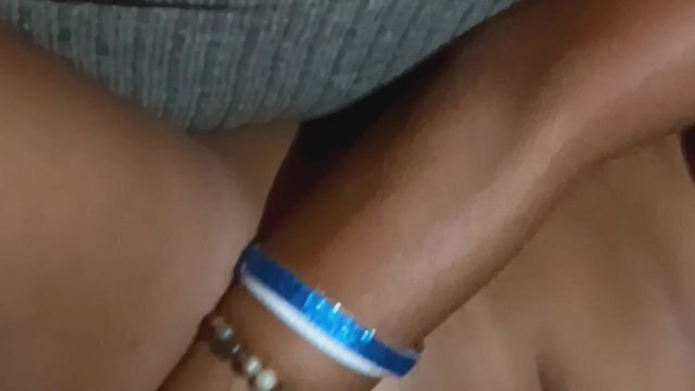 Jouis joue avec seins juteux